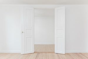 come pulire porte interne bianche